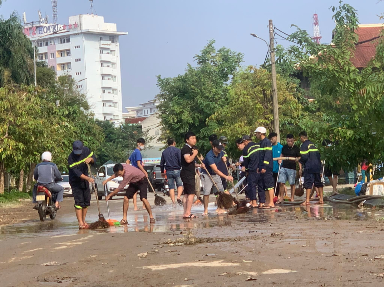 Thừa Thiên Huế: Hàng trăm cán bộ, chiến sĩ tham gia dọn bùn, đất ở các tuyến đường (17/10/2022)